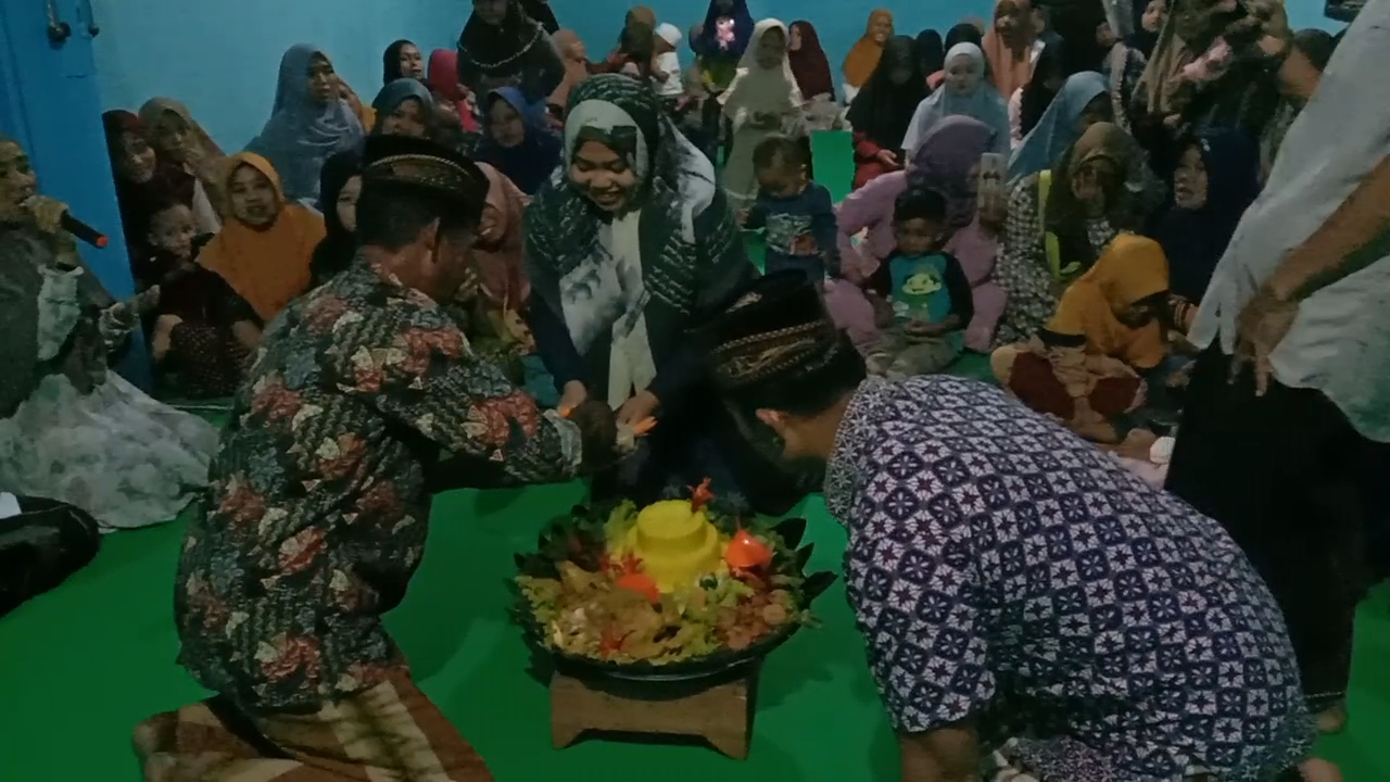 Prosesi Pemotongan Tumpeng TPQ MADIN AL Aziz Berjalan Lancar