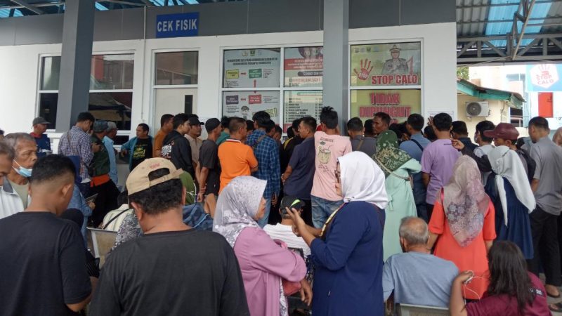 Antusias Masyarakat Bayar Pajak Ramaikan Samsat Padang