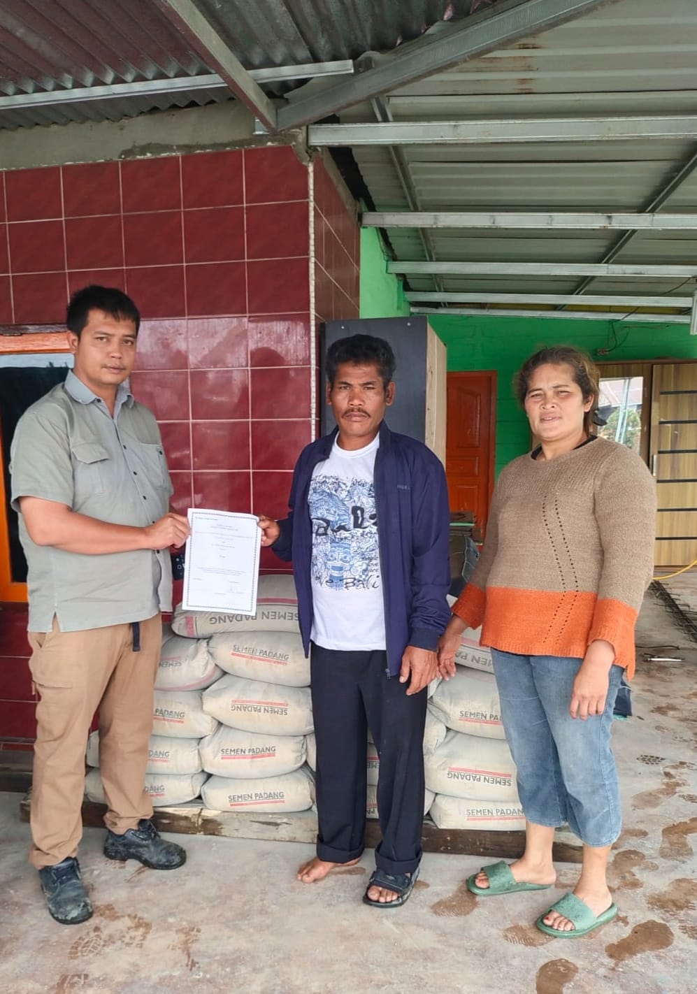 TPL (Toba Pulp Lestari) Berikan Bantuan Ke Masyarakat Yang Terdampak Bencana Alam Gempa Bumi Di Desa Ranggitgit