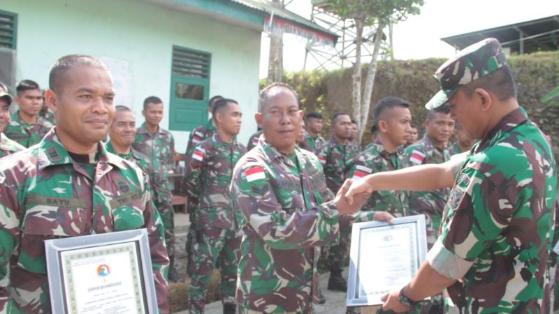 Berhasil Menerima Senjata Rakitan Secara Sukarela, Satgas Yonif 126/KC Terima Penghargaan 
