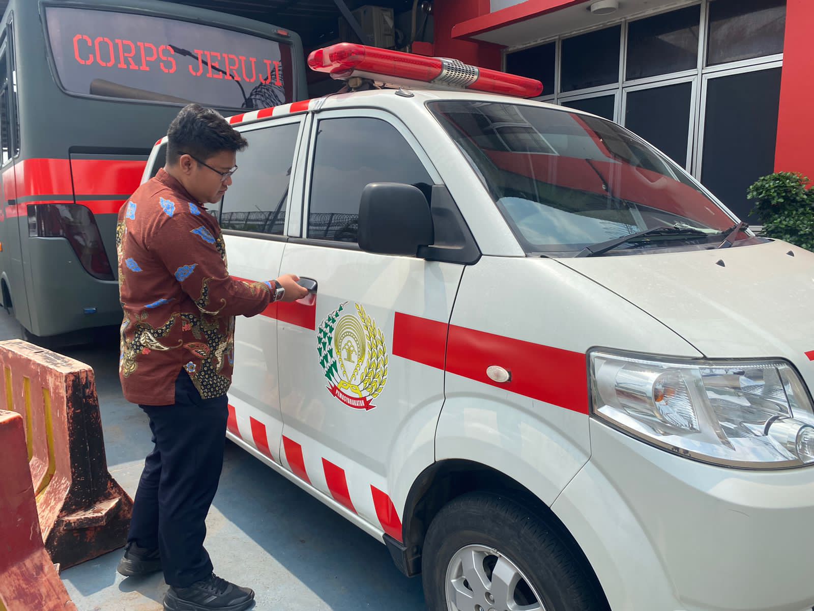 Rutan Cipinang Kanwil Kemenkumham DKI Jakarta Lakukan Pemeliharaan Mobil Dinas sebagai Penunjang Kegiatan Kedinasan