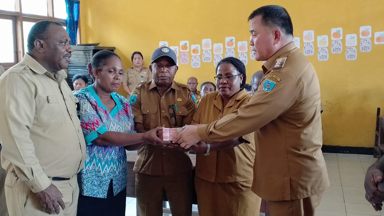 PJ Bupati Maybrat Menyerahkan Dana Guru Tahap II di Daerah Konflik Maybrat