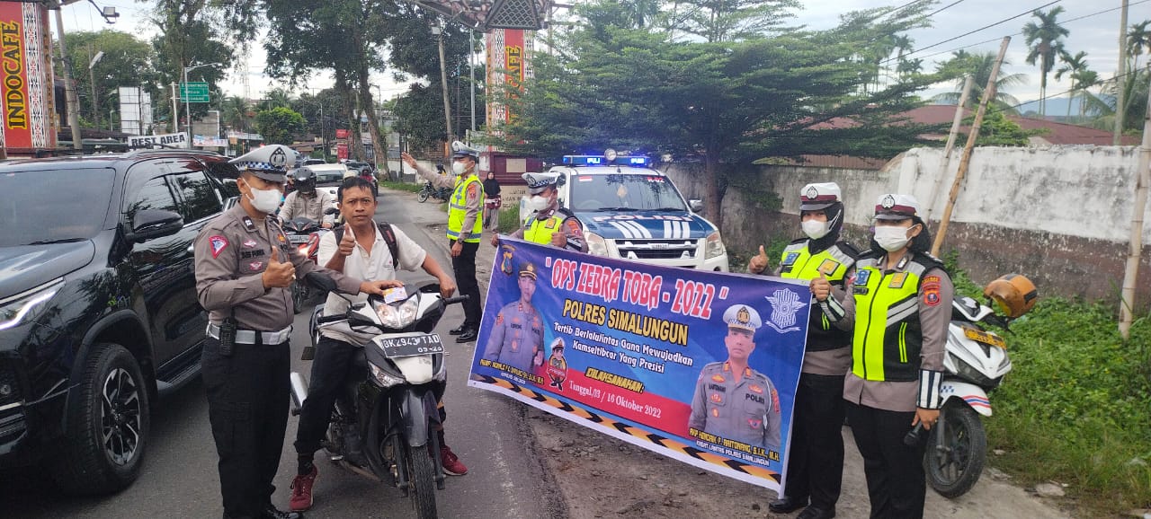 Dalam Pelaksanaan Operasi Zebra Toba 2022, Sat Lantas Polres Simalungun Berikan Edukasi Kepada Masyarakat