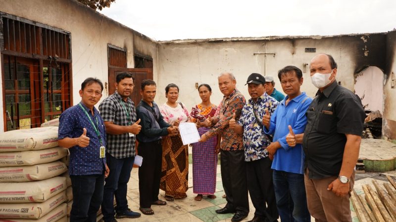 TPL Bantu Korban Kebakaran 1 Rumah Ibadah dan 2 Rumah Warga di Desa Sinar Sabungan