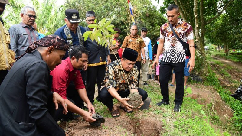 Zahir dan KTH AMPHIBI Lakukan Penghijauan di Danau Laut Tador