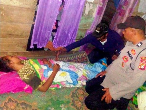 Anggota Polsek Pantee Bidari Bantu Evakuasi Warga Tersambar Petir