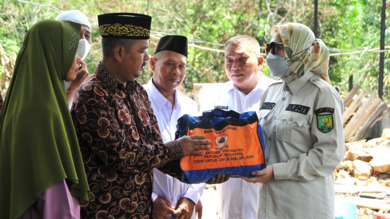 Kunjungi Warga Kebakaran, Bupati Inhu Minta Pemerintah Desa dan Kecamatan Agar Berkoordinasi Dengan Pihak PLN 