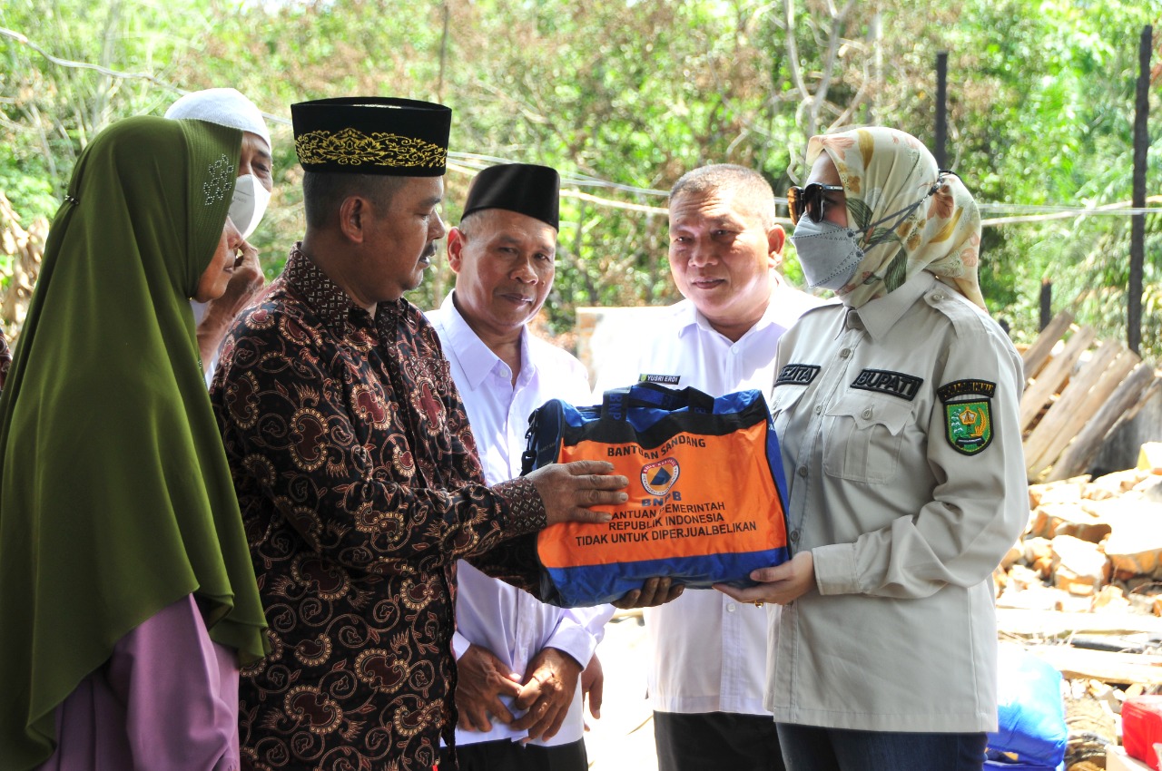 Kunjungi Warga Kebakaran, Bupati Inhu Minta Pemerintah Desa dan Kecamatan Agar Berkoordinasi Dengan Pihak PLN 