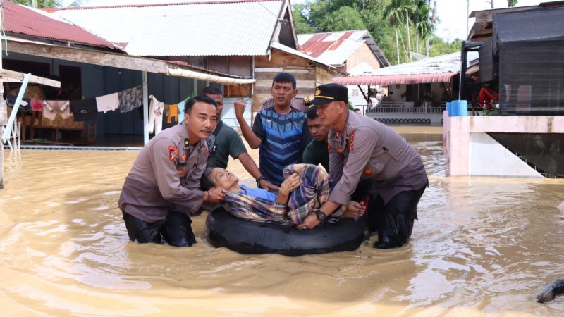 Evakuasi Dramatis Polisi Selamatkan Lansia Terjebak Banjir di Langsa