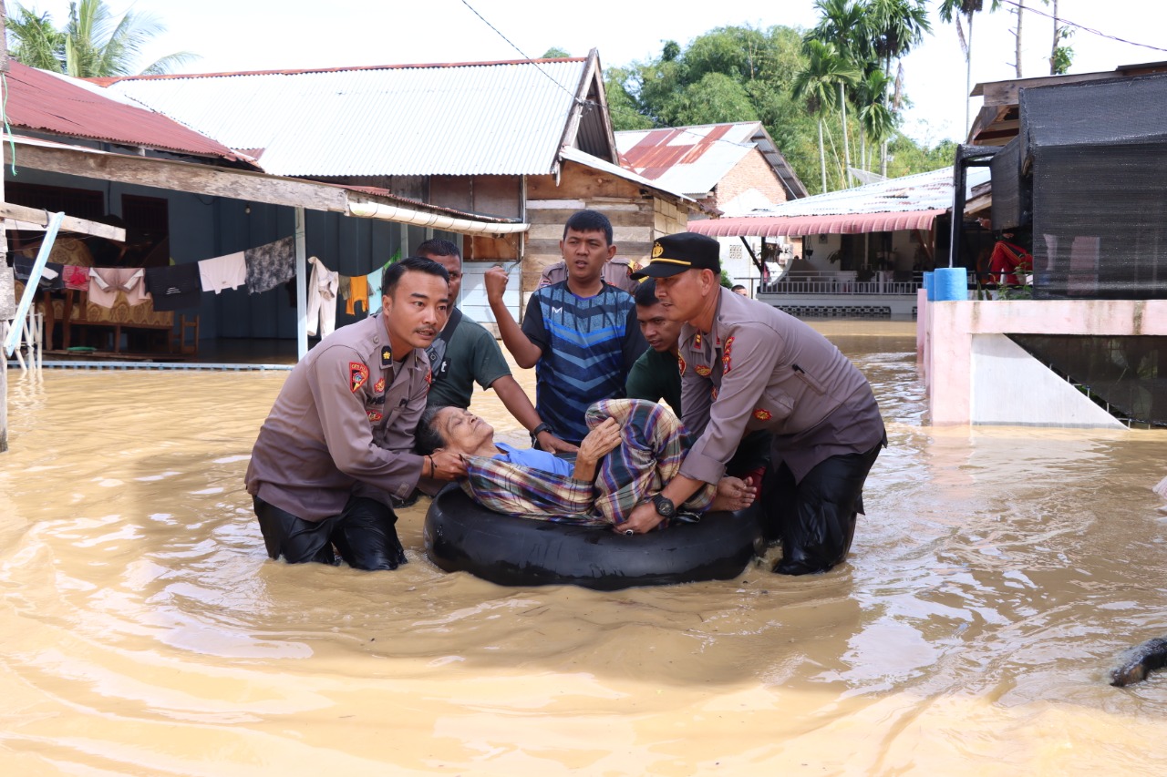 Evakuasi Dramatis Polisi Selamatkan Lansia Terjebak Banjir di Langsa
