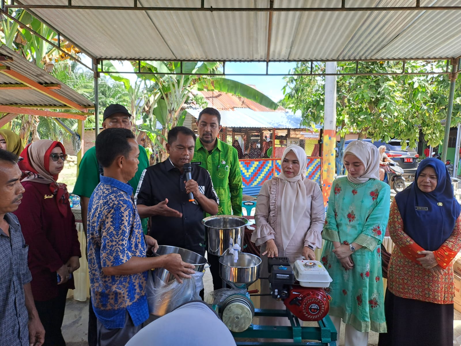 Bupati Sergai Serahkan Bantuan DID Kepada Pengusaha Tahu Dolok Manampang