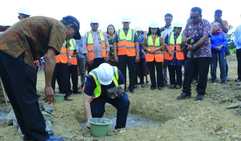 Bupati Samosir Letakkan Batu Pertama Revitalisasi Pasar Tradisional Onan Runggu