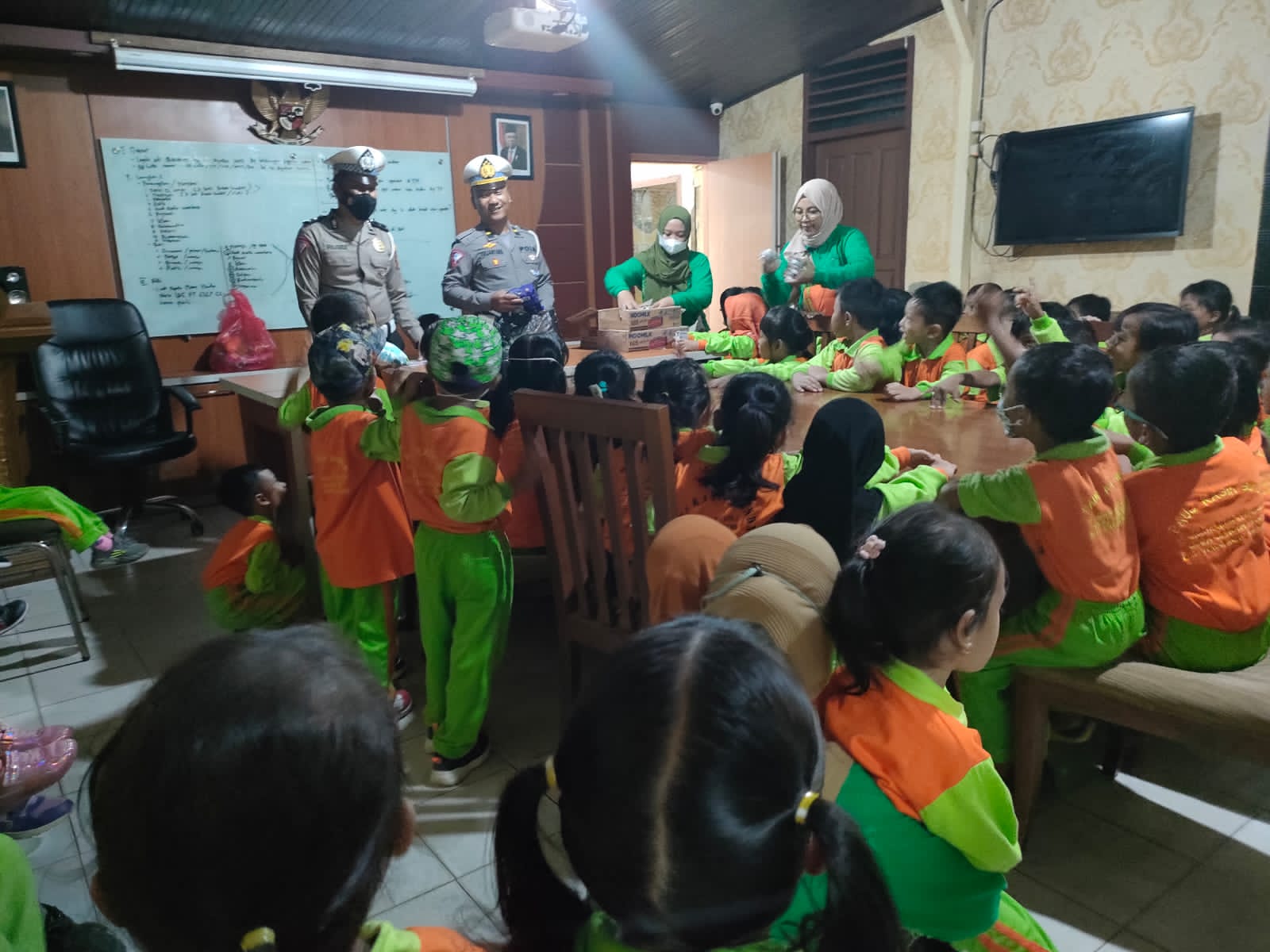 Ini yang Dilakukan oleh Personel Polsek Tenggarong Seberang Tanamkan Disiplin Sejak Dini kepada Anak-anak