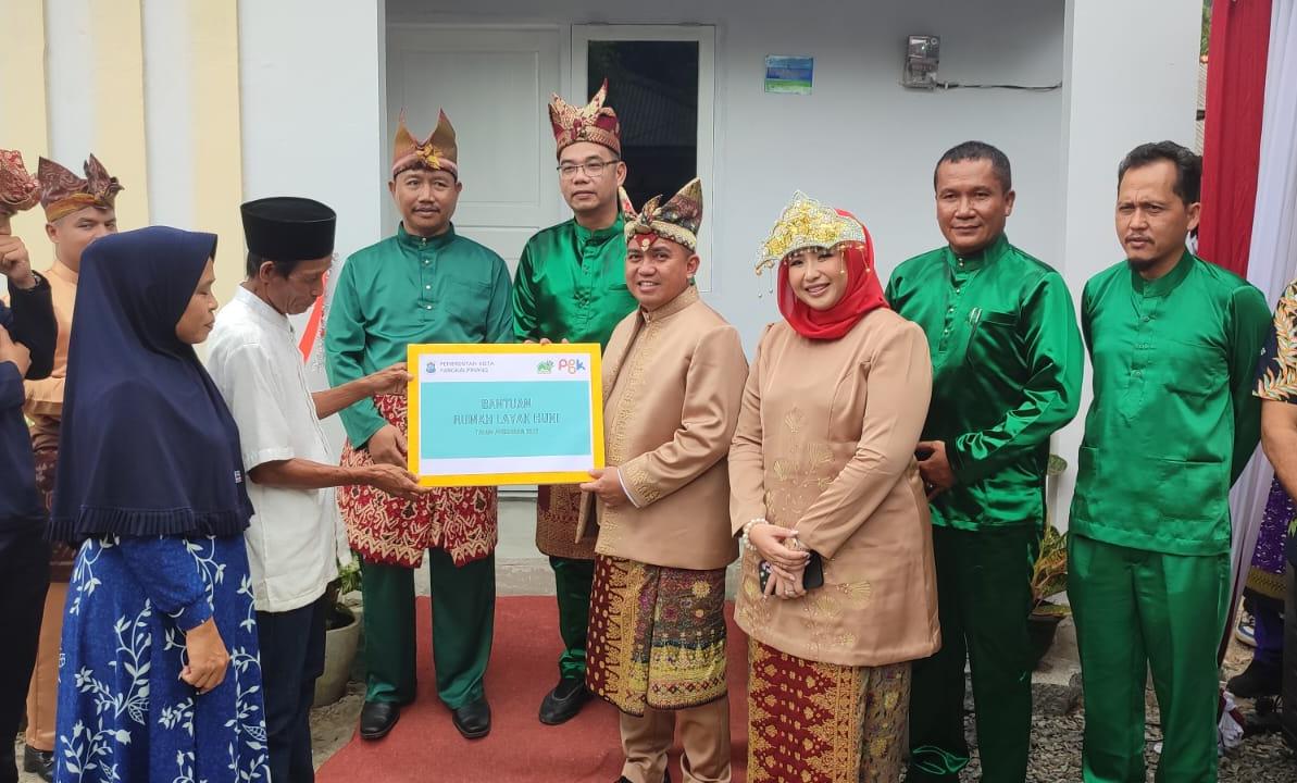 Molen Menyerahkan Rumah Layak Huni Ke-1079 Kepada Zulkifli Di Kelurahan Sriwijaya