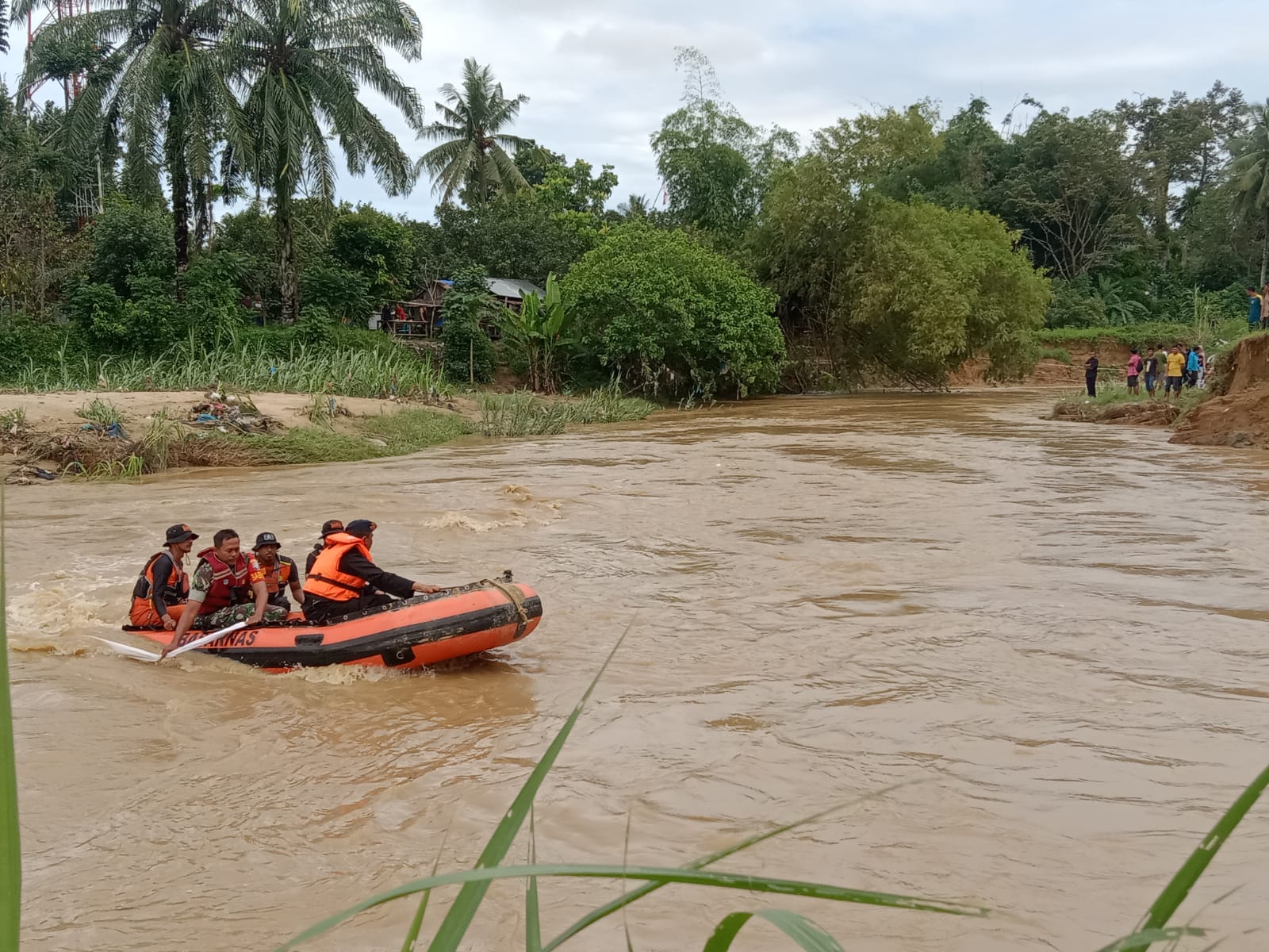 Brimob Aramiah Ikut Serta Mencari Korban Terbawa Arus Sungai Langsa, Bersama Koramil Langsa Kota dan Tim SAR BNPB