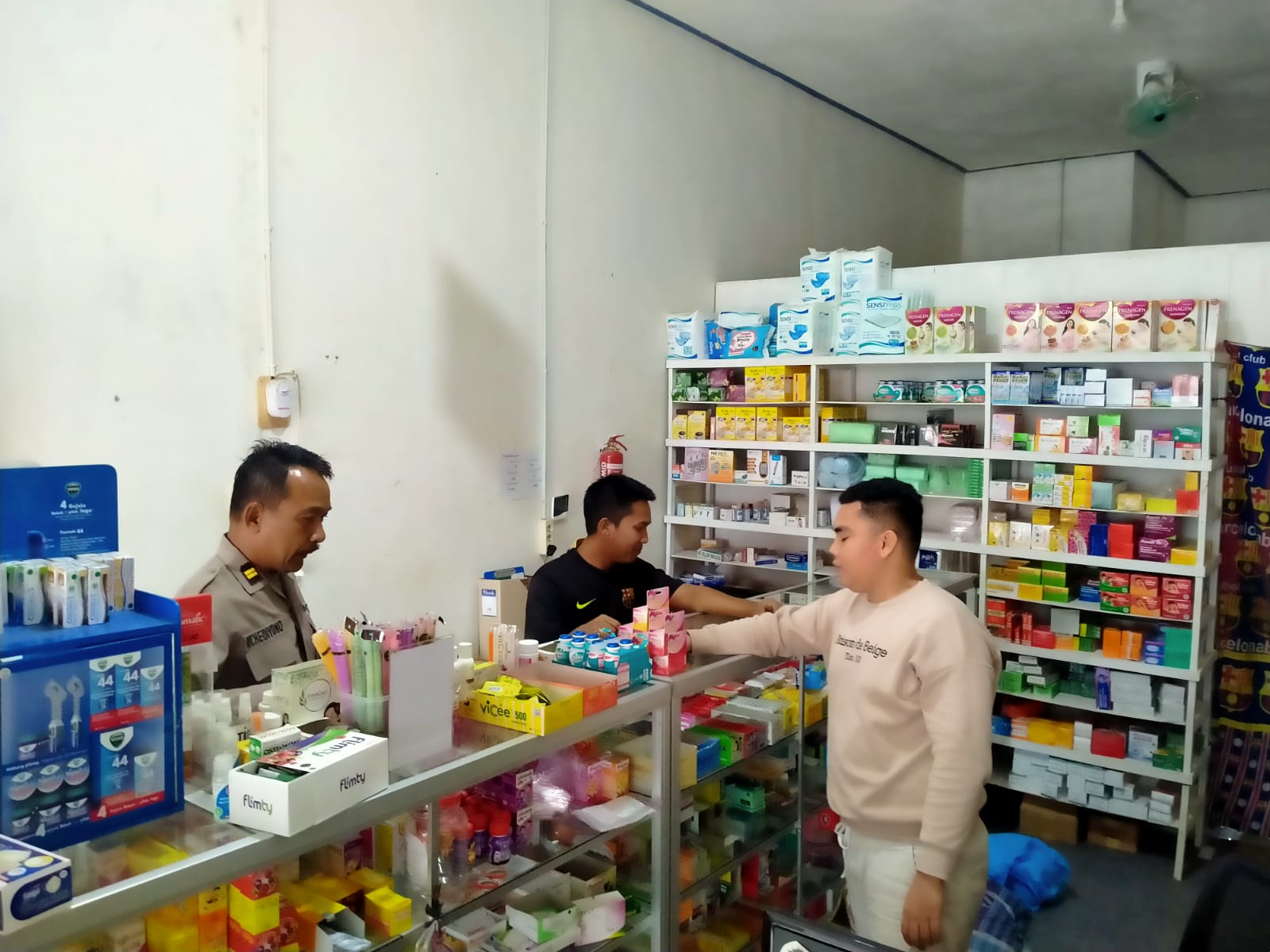 Polsek Jajaran Polres Kukar Gencar Sosialisasi Larangan Pemasaran 5 Merk Obat Sirup ke Toko Obat dan Apotek