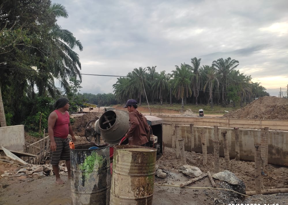 Diduga Kejar Target, Kontraktor Proyek Jembatan Kebun Baru Abaikan K3 Para Pekerjaannya