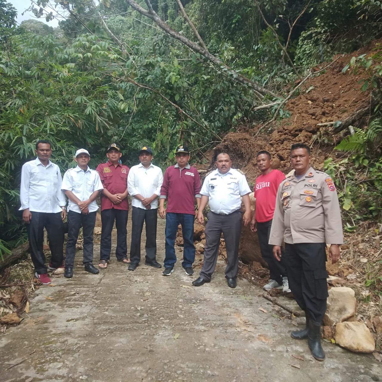 Longsor Tutupi Jalan Desa Sitobu , Polsek Gunung Tuleh Beserta Jajaran Cepat Tanggap Bersihkan Material