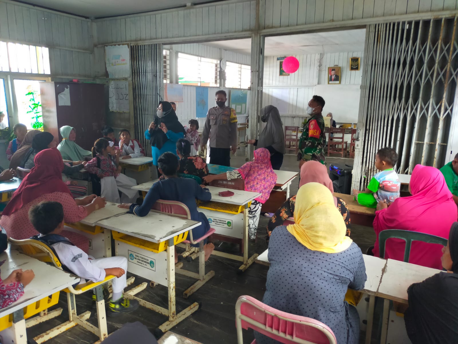 Bhabinkamtibmas Polsek Anggana Bersama TNI Laksanakan Edukasi dan Sosialisasi Terkait Obat Sirup yang Sementara Tak Boleh Edar