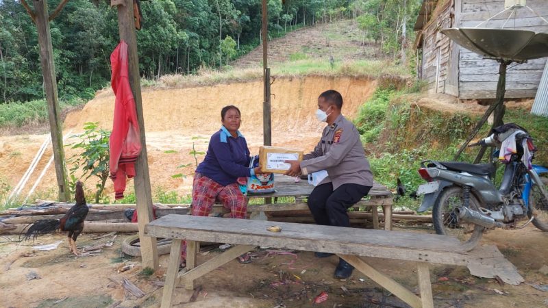 Polsek Samboja Membagikan Bansos pada Masyarakat Terdampak Penyesuaian Harga BBM