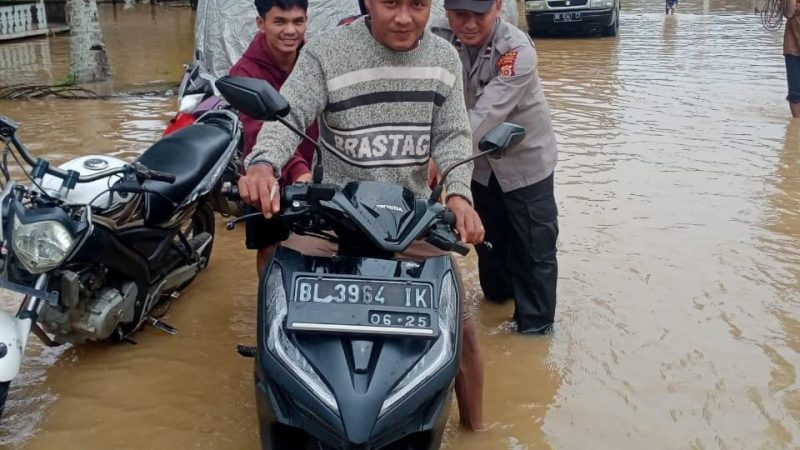 Rundeng Dan Sultan daulat Kembali Banjir,Personel Polisi Lakukan Evakuasi