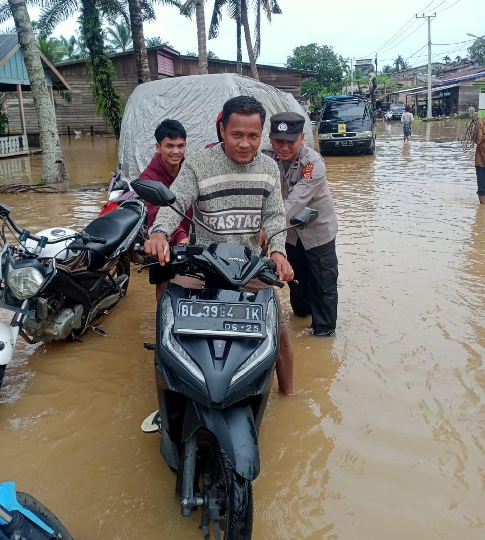 Rundeng Dan Sultan daulat Kembali Banjir,Personel Polisi Lakukan Evakuasi