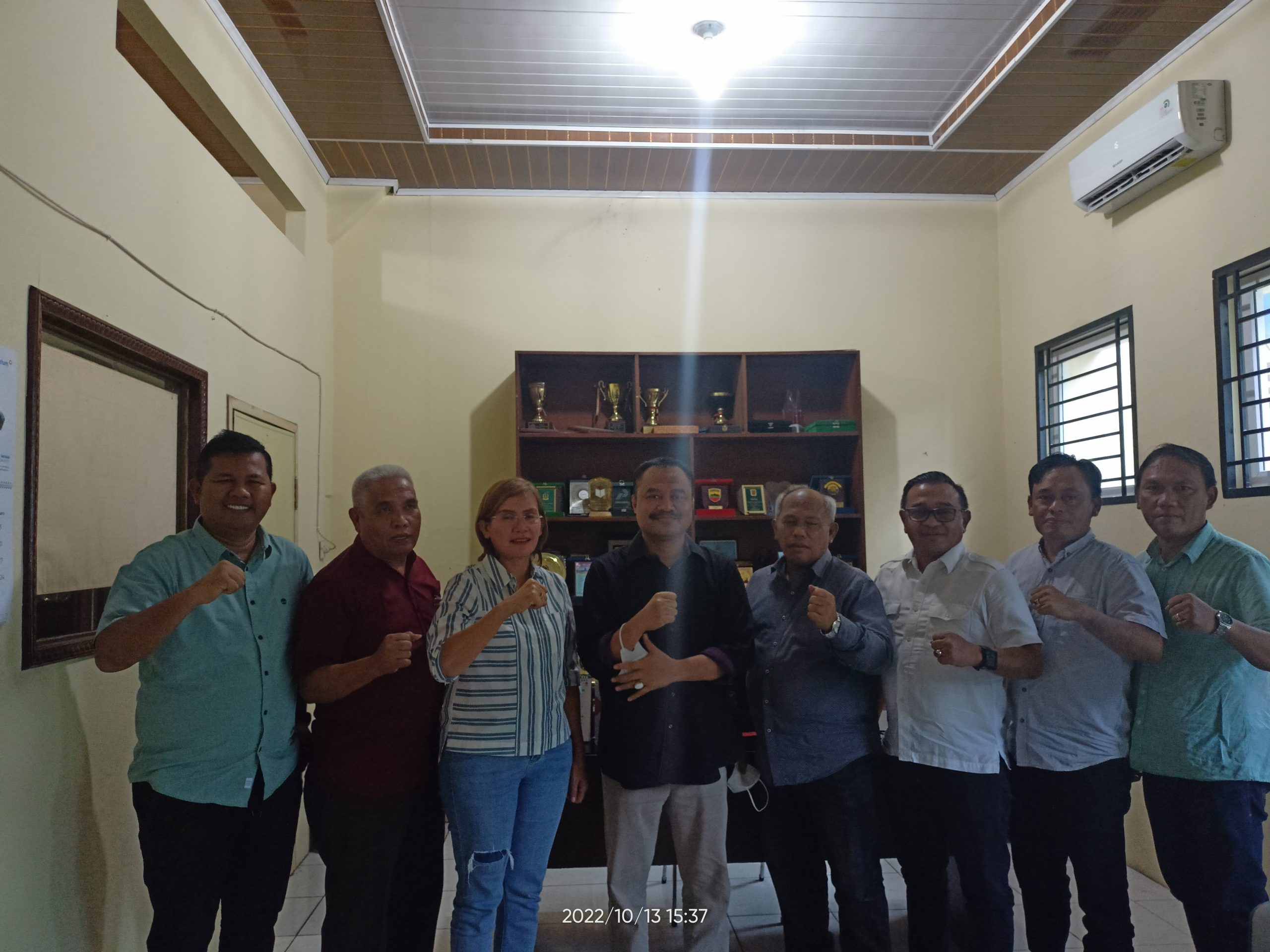 Foto: Pengurus SMSI Sumut dan Panitia GKT rangkaian kegiatan HPN di Sumut Foto bersama Ketua PWI Sumut, Rabu (13/10)(metrorakyat.com)