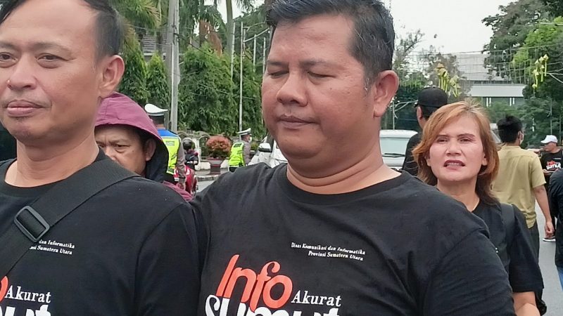 Forum Wartawan Unit Pemprov Sumut Bagi Brosur Sosialisasi Pemutihan Denda Pajak Kendaraan Bermotor di Depan Balai Kota Siantar