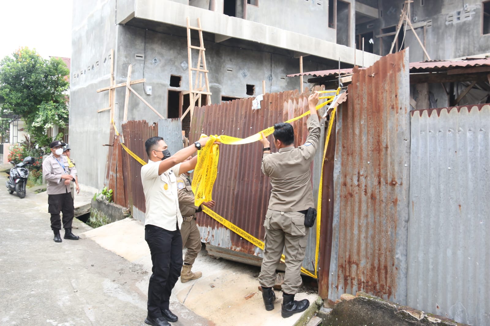 Tidak Memiliki IMB, Pemko Medan Segel Bangunan Dua Lantai di Kec.Medan Selayang