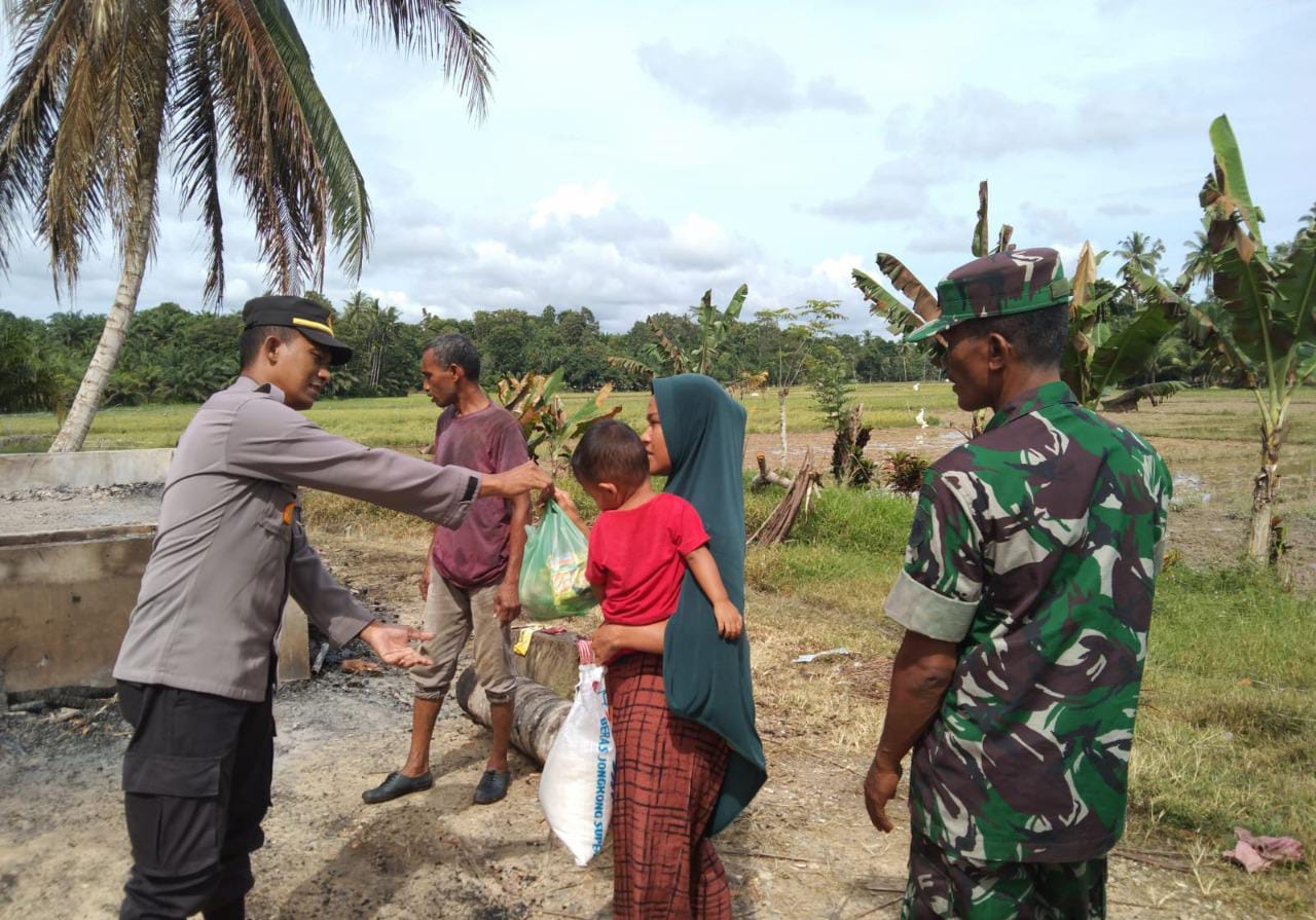 Kapolsek Idi Tunong Serahkan Bantuan Tanggap Darurat Kepada Warga Korban Kebakaran