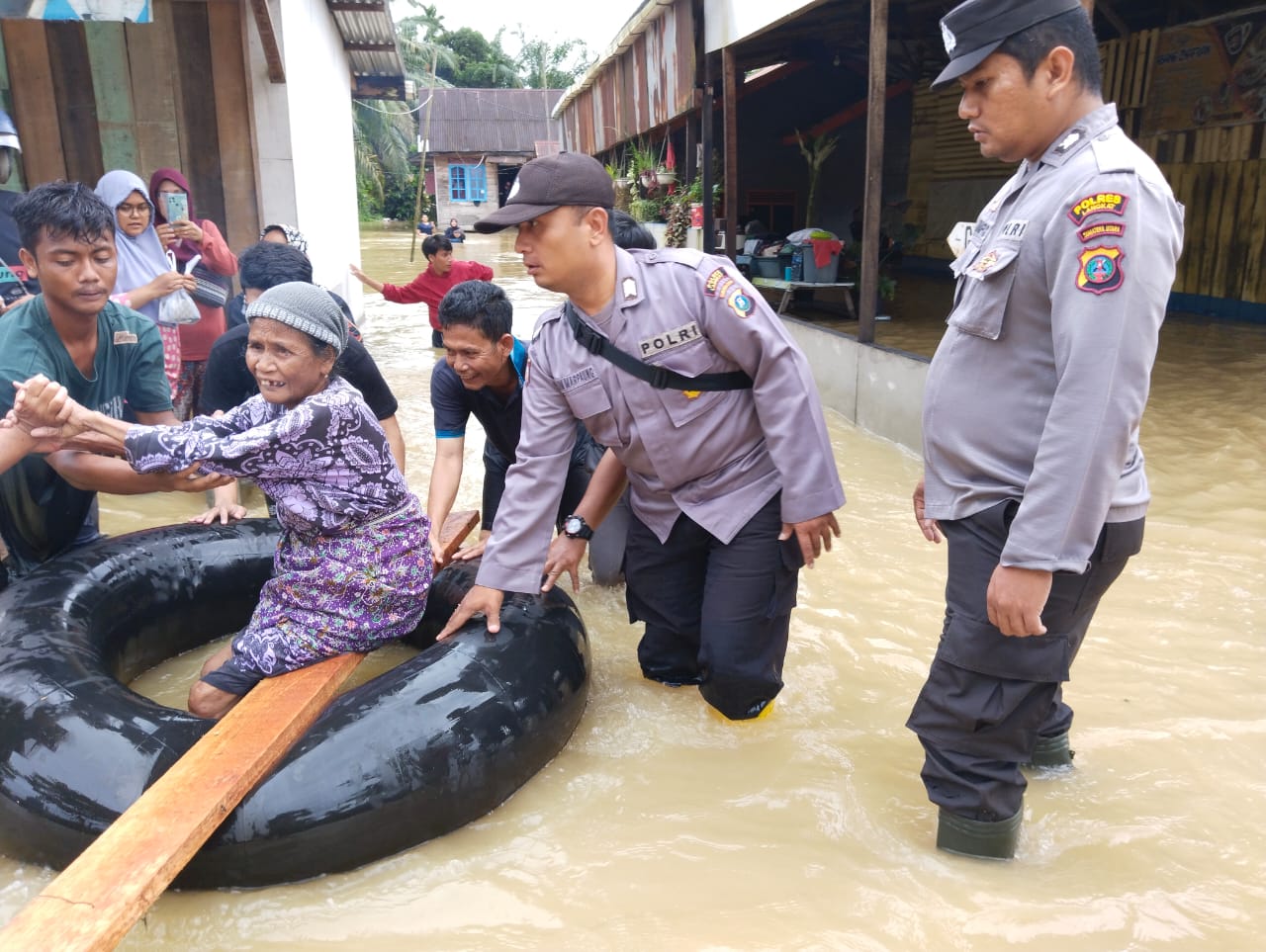 Respon Cepat Tanggap Bencana Polres Langkat Evakuasi Korban Banjir Di Kecamatan Besitang Langkat