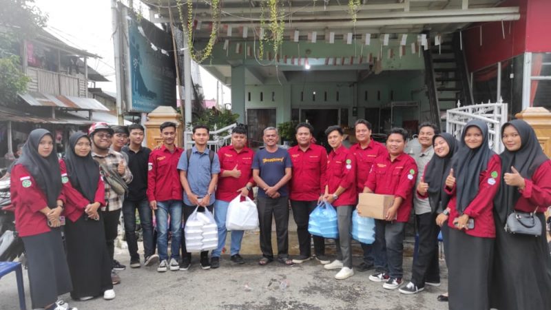 BEM Fakultas Hukum Unsam Salurkan Bantuan Untuk Korban Banjir di Gampong Pondok Pabrik
