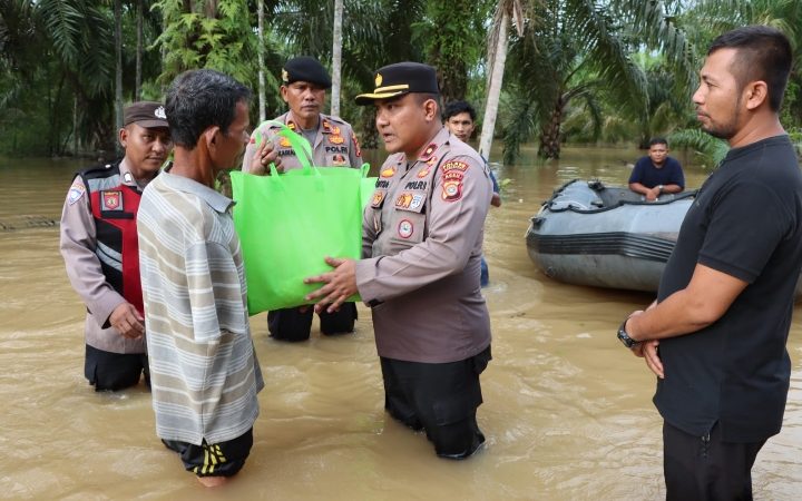 Peduli Korban Banjir, Polres Aceh Barat Gelar Dapur Umum dan Salurkan Bantuan Sembako di Kecamatan Woyla Barat