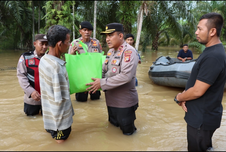Peduli Korban Banjir, Polres Aceh Barat Gelar Dapur Umum dan Salurkan Bantuan Sembako di Kecamatan Woyla Barat