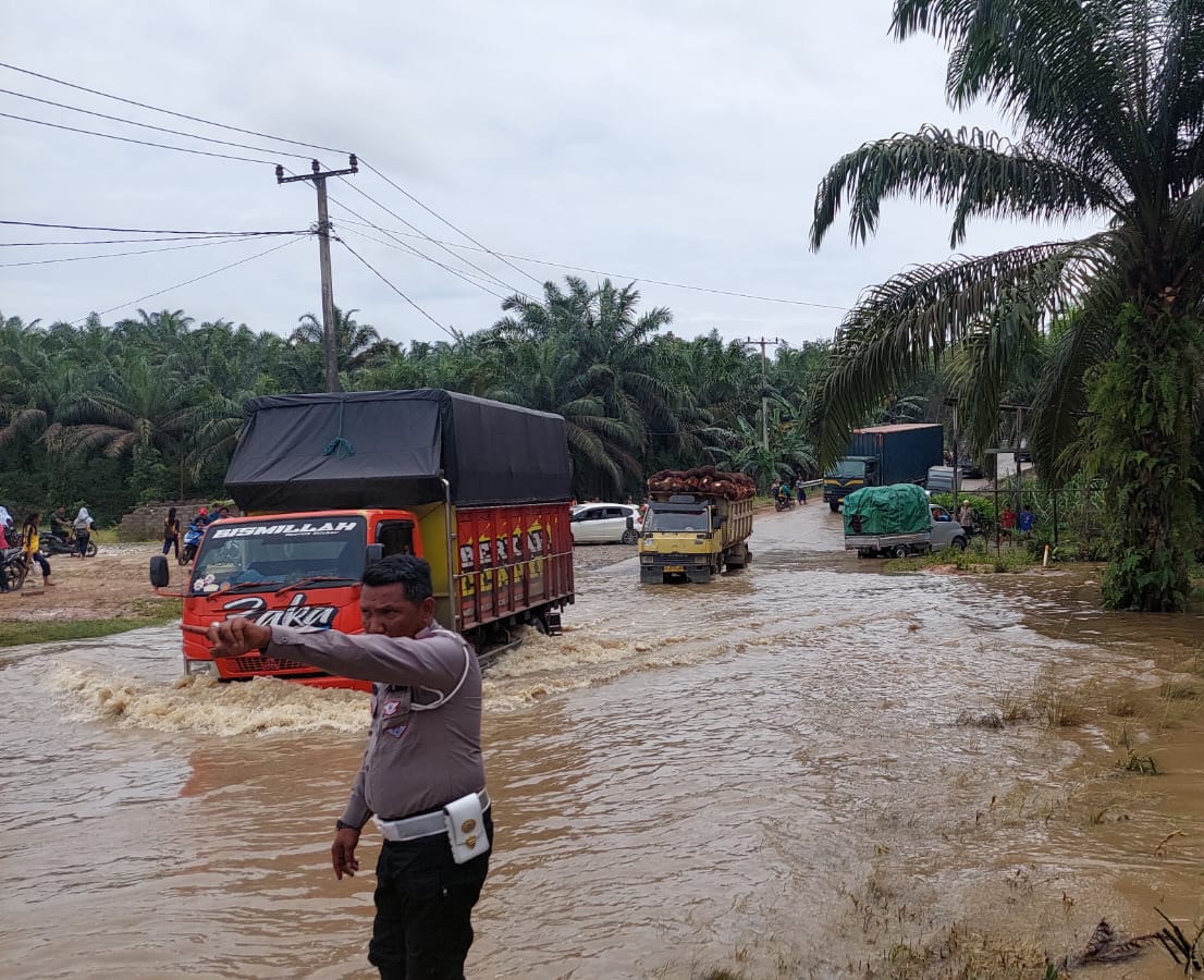 Hujan Ekstrim Sejumlah Titik Terendam Banjir , Polsek Batang Gansal Inhu  Imbau Pengendara Berhati-hati