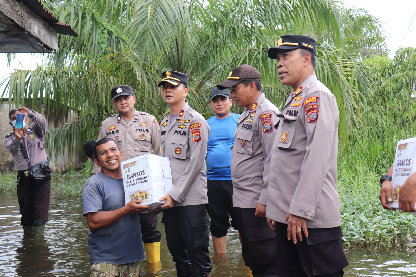Kapolres Langkat Bagikan Baksos kepada Warga Terdampak Banjir Di Desa Cempa Kec Hinai Kab.Langkat