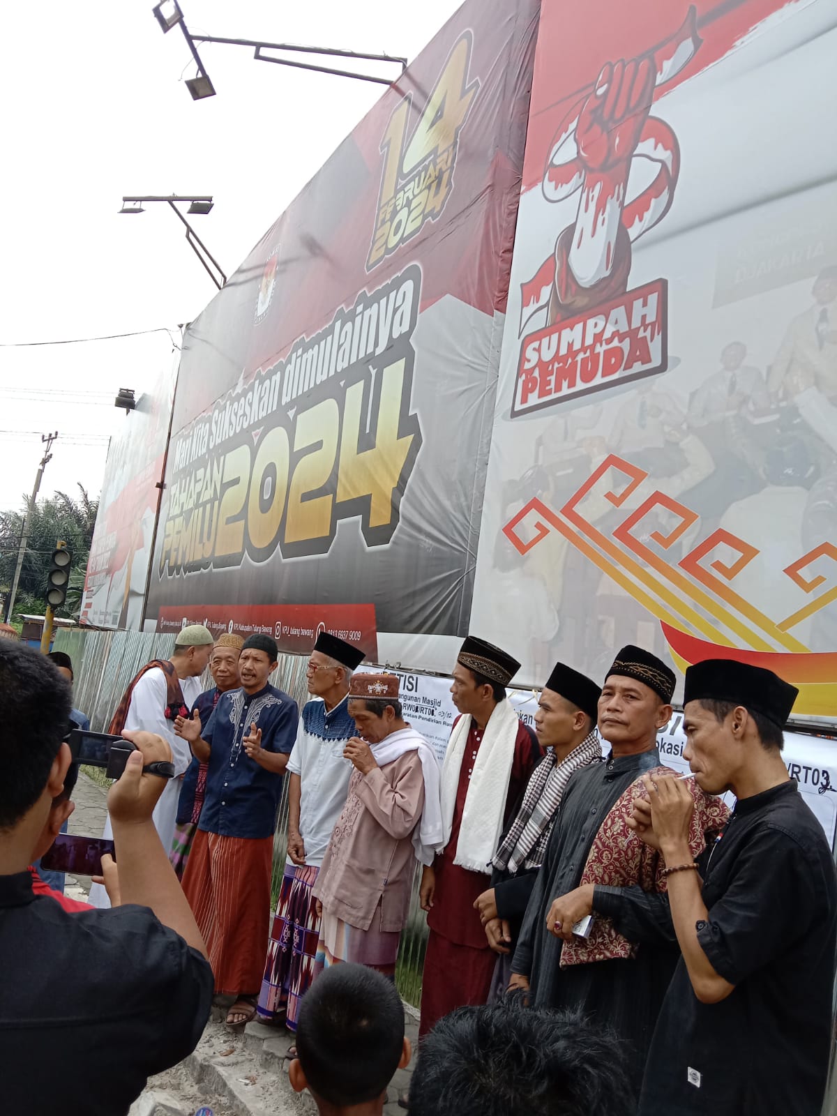 Warga Terminal Menggala Tulang Bawang Unjuk Rasa Menolak Pembangunan Masjid