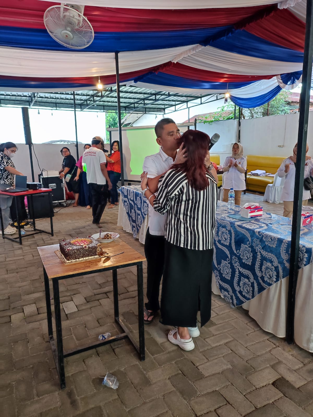Rayakan Anniversary Perkawinan ke 29, Benny Sihotang Kecup Kening Istri Tercintanya Dame Duma Sari Hutagalung 