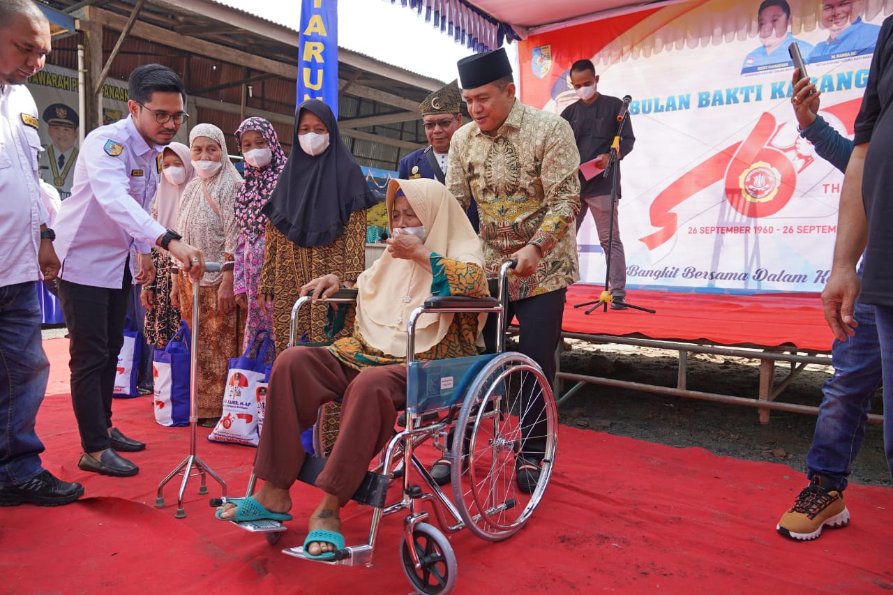 Zahir Berikan Bansos dalam Rangka Peringatan Hari Ulang Tahun ke-62 Karang Taruna