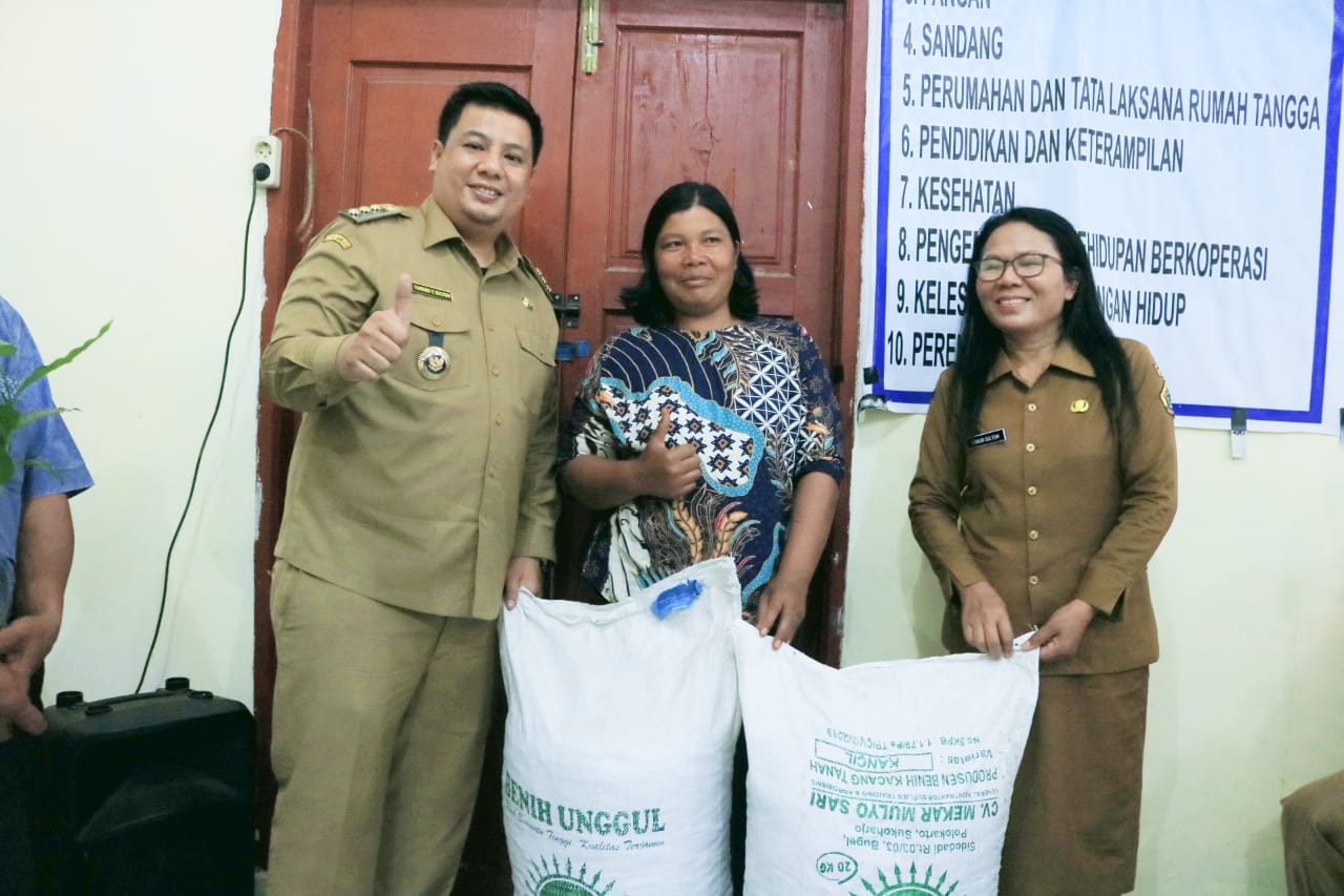 Bupati Samosir Salurkan Bantuan Bibit Pertanian Secara Gratis