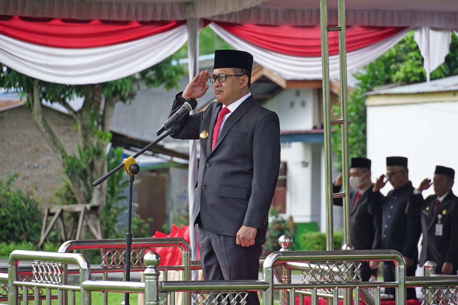 Zahir Pimpin Upacara Peringati Hari Pahlawan