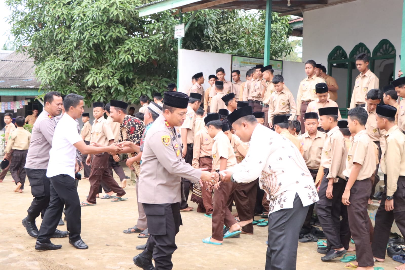 Kunjungi Pondok Pesantren Darul Mukhlisin Cempedak Lobang, Ini Pesan Kapolres Sergai