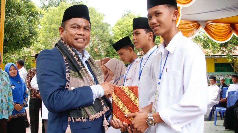 Bupati Sergai Tutup Kegiatan Intensif Tahfidzul Quran Angkatan Pertama di MAN Dolok Masihul