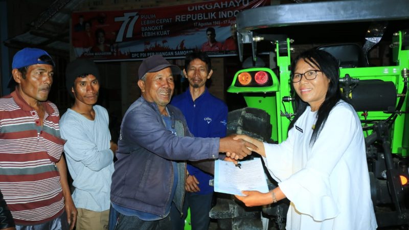 Pemkab Samosir Serahkan Traktor Bantuan Kementan RI Kepada Kelompok Tani.