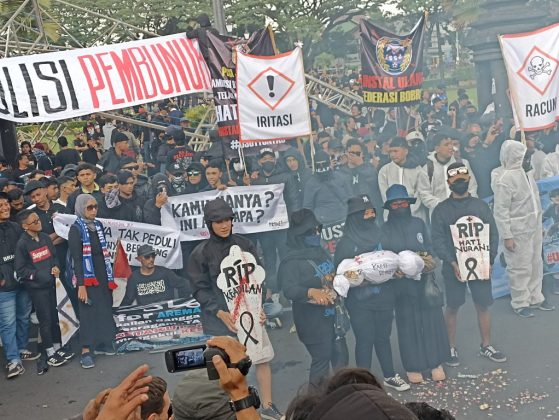 40 Hari Tragedi Kanjuruhan Aremania Gelar Aksi di Depan Balkot Malang