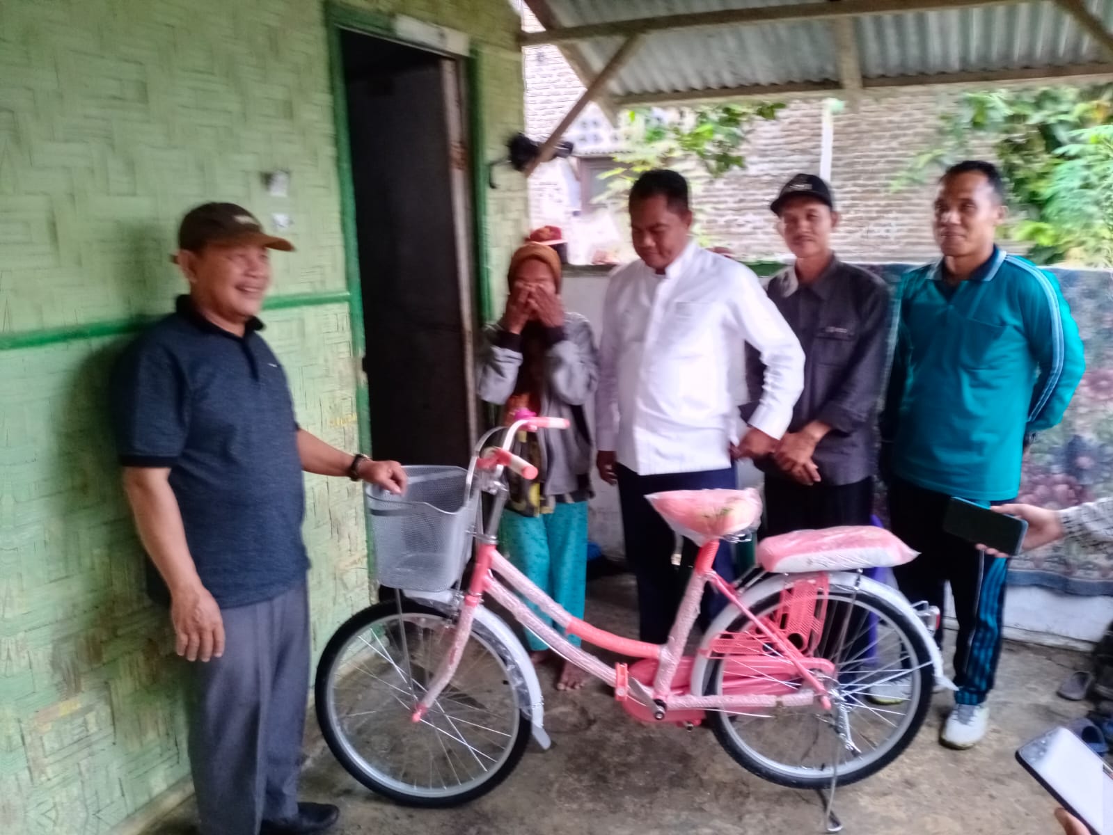 Dapat Sepeda Dari Bupati Sergai, Nek Tuminten Berlinang Air Mata