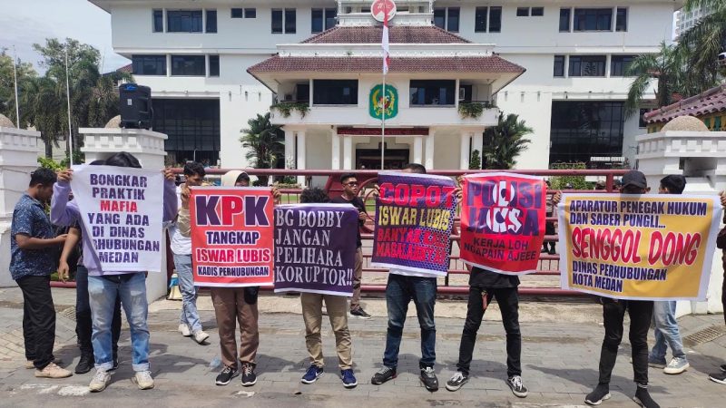 FORKALIGA-SU Gelar Unras Bertuliskan “Copot Kadis Perhubungan Kota Medan”