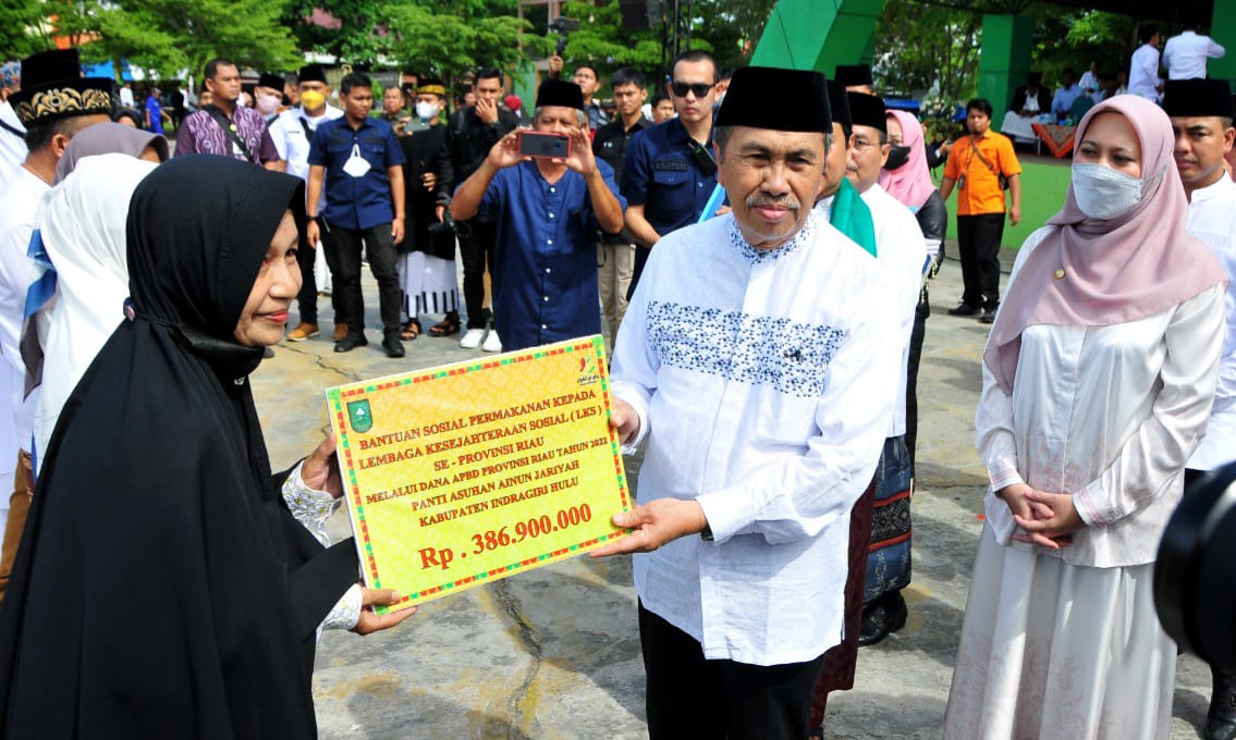 Gubernur Riau Serahkan BKK Provinsi Riau Ke Seluruh Desa Inhu Tahun Anggaran 2022