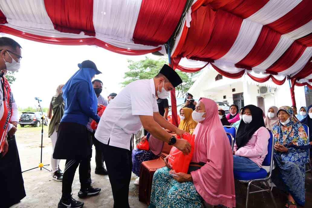Zahir Beserta Bappelitbangda Bagikan Ratusan Paket Sembako bagi Anak Yatim dan Kaum Duafa