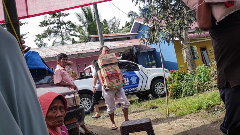 Antar Langsung Bantuan ke Posko Banjir, Bupati Sergai: “Kita Ikhtiar Cari Solusi”